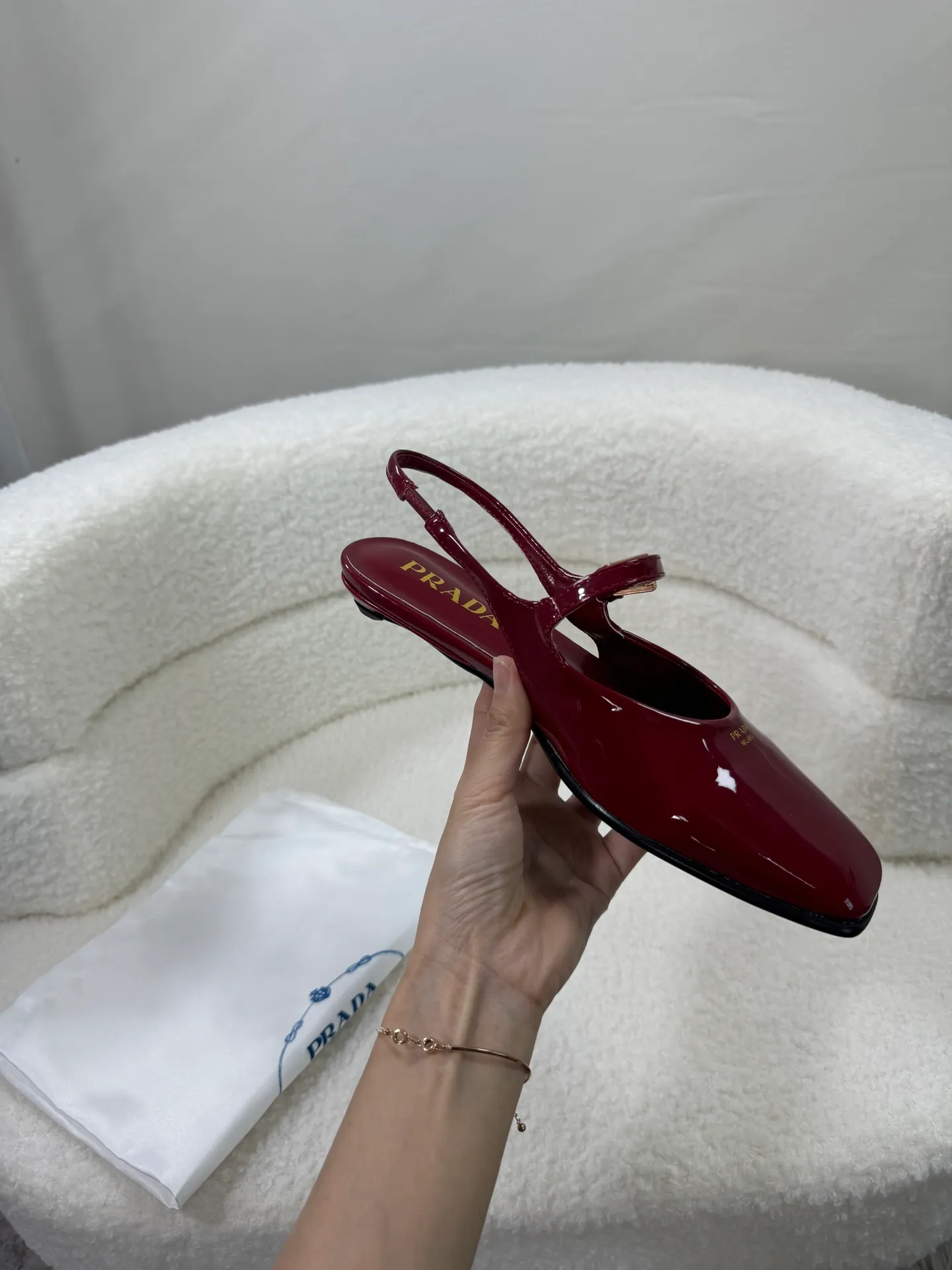 👟👟Ex-factory price 460👟👟Prada top version 🌸2025 launches Prada back-slip shoes, a must-have item for women 🆚😍😍😍——————😍😍😍🆚 💥PRADA's early spring T-stage catwalk show is the same style as "Dreams Never Sleep". Prada can use it on important occasions. The fresh style has a bit of nobility and is perfect on the feet. 💃💃 Wear this shoe with it. It is elegant and crystal clear, regardless of various accessories. The materials are all exclusively customized one-to-one and must be zero-distance from the original. The entire series is full of exciting and unexpected combinations of elements. The expression of different materials and textures of fabrics has a strong artistic flavor, allowing you to appreciate the ever-changing style of Prada girls. Bulling Bulling’s classic + candy color 🍬 paired with a creative letter logo! An eye-catching design! So feminine! Wear it and you will be the most beautiful girl in this gai! 😍😍😍 1⃣ Upper: imported patent leather cowhide 2⃣ Lining: imported mixed sheepskin 3⃣ Outsole: Italian genuine leather outsole 4⃣ Size: 35-40 (41 can be customized)